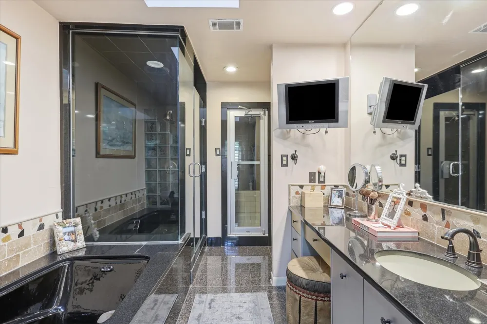 16702 Village Lane Dallas, TX 75248