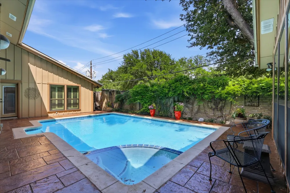 16702 Village Lane Dallas, TX 75248