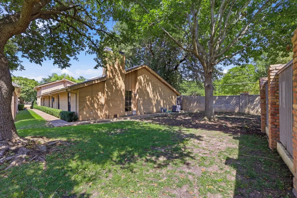 16702 Village Lane Dallas, TX 75248