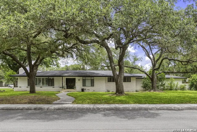 906 E CEDAR ST Seguin, TX 78155