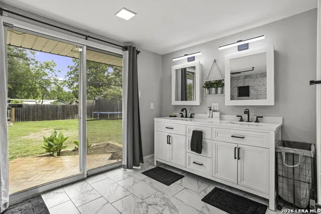 906 E CEDAR ST Seguin, TX 78155