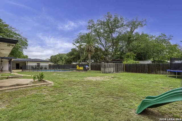 906 E CEDAR ST Seguin, TX 78155
