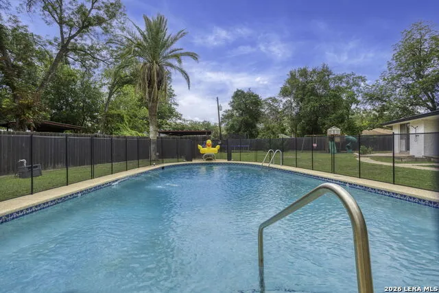 906 E CEDAR ST Seguin, TX 78155