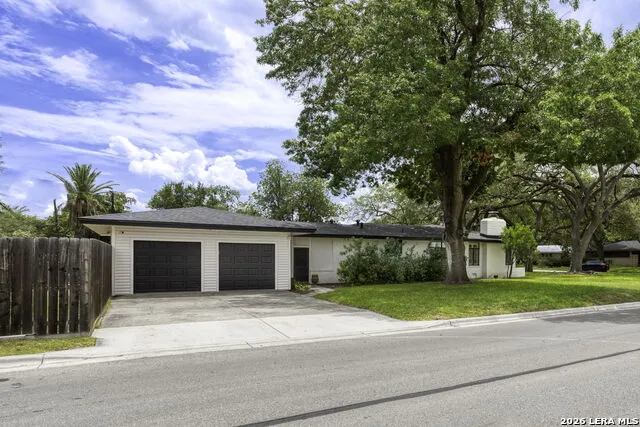 906 E CEDAR ST Seguin, TX 78155