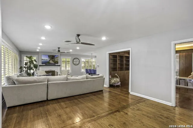 906 E CEDAR ST Seguin, TX 78155