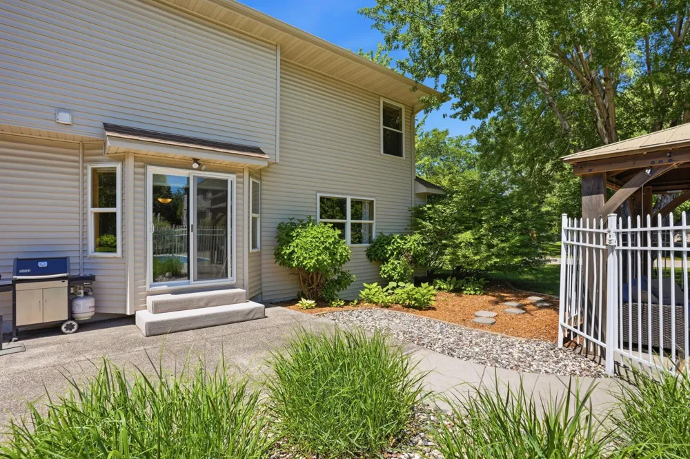8511 Cedar Court Victoria, MN 55386
