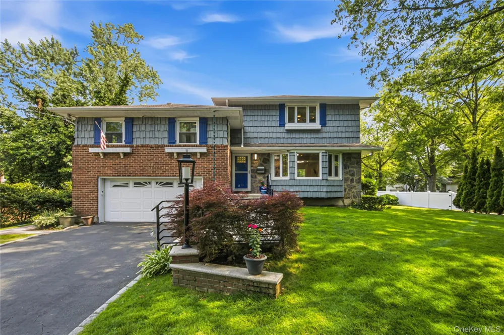 186 Stratford Roslyn Heights, NY 11577