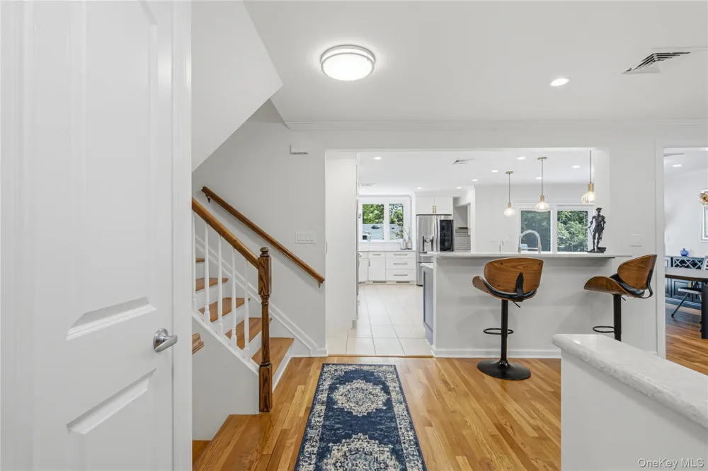 186 Stratford Roslyn Heights, NY 11577