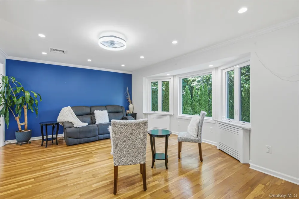 186 Stratford Roslyn Heights, NY 11577