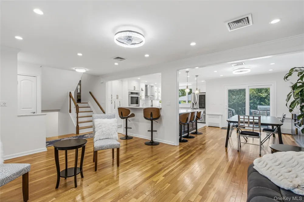 186 Stratford Roslyn Heights, NY 11577