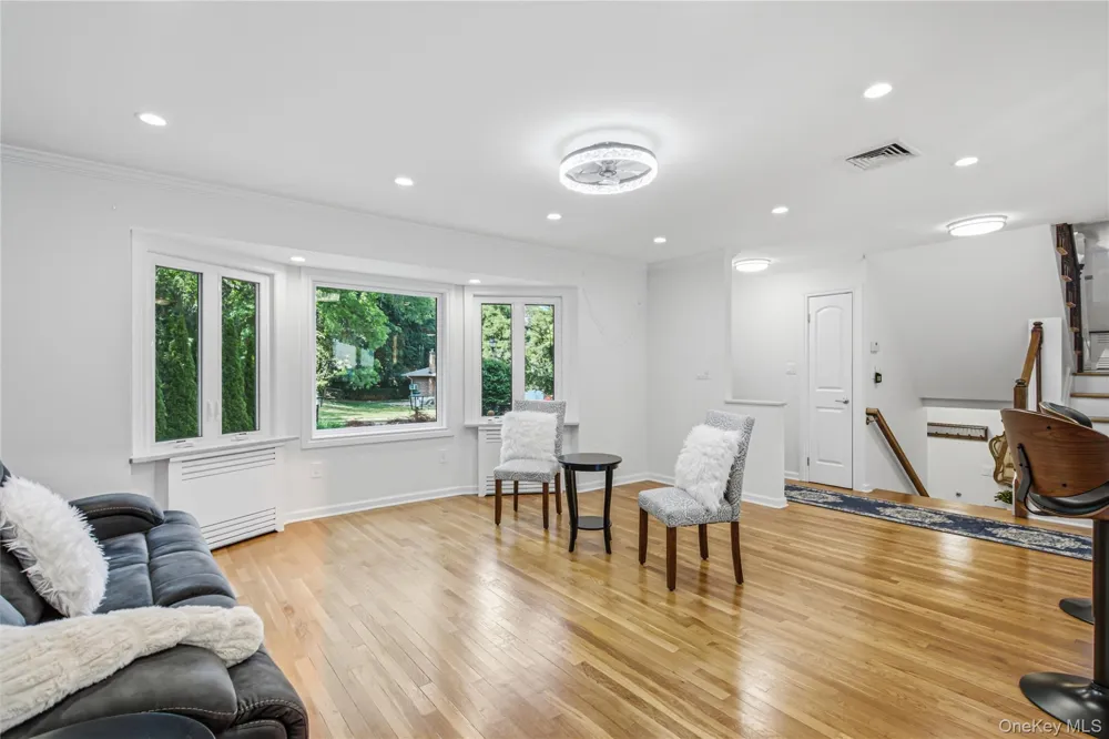 186 Stratford Roslyn Heights, NY 11577