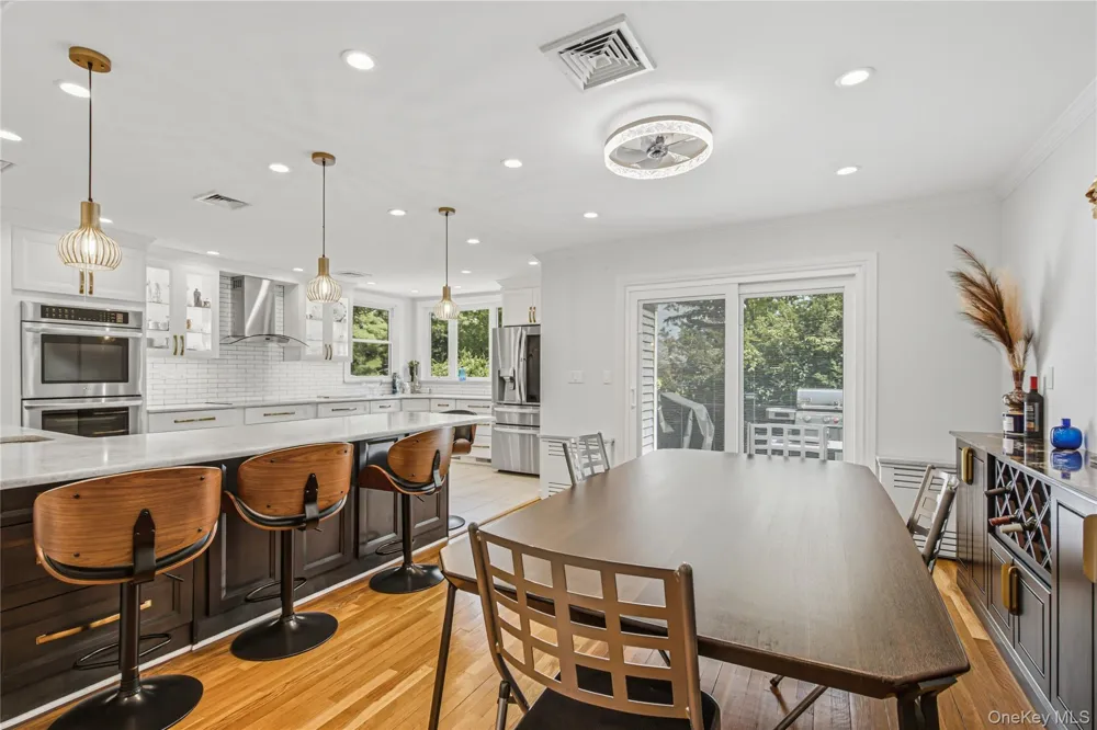 186 Stratford Roslyn Heights, NY 11577