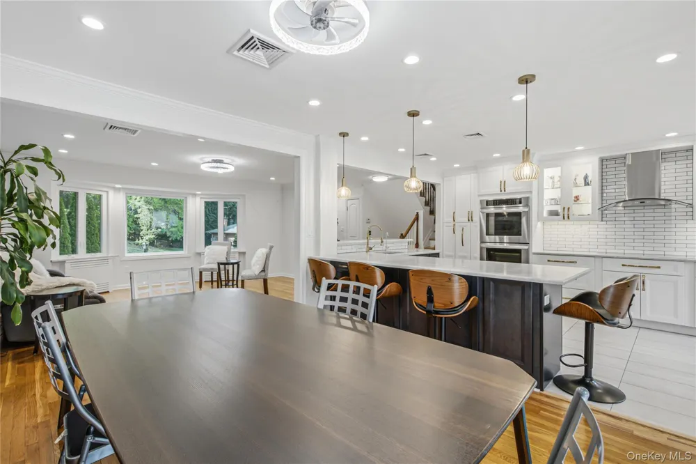 186 Stratford Roslyn Heights, NY 11577