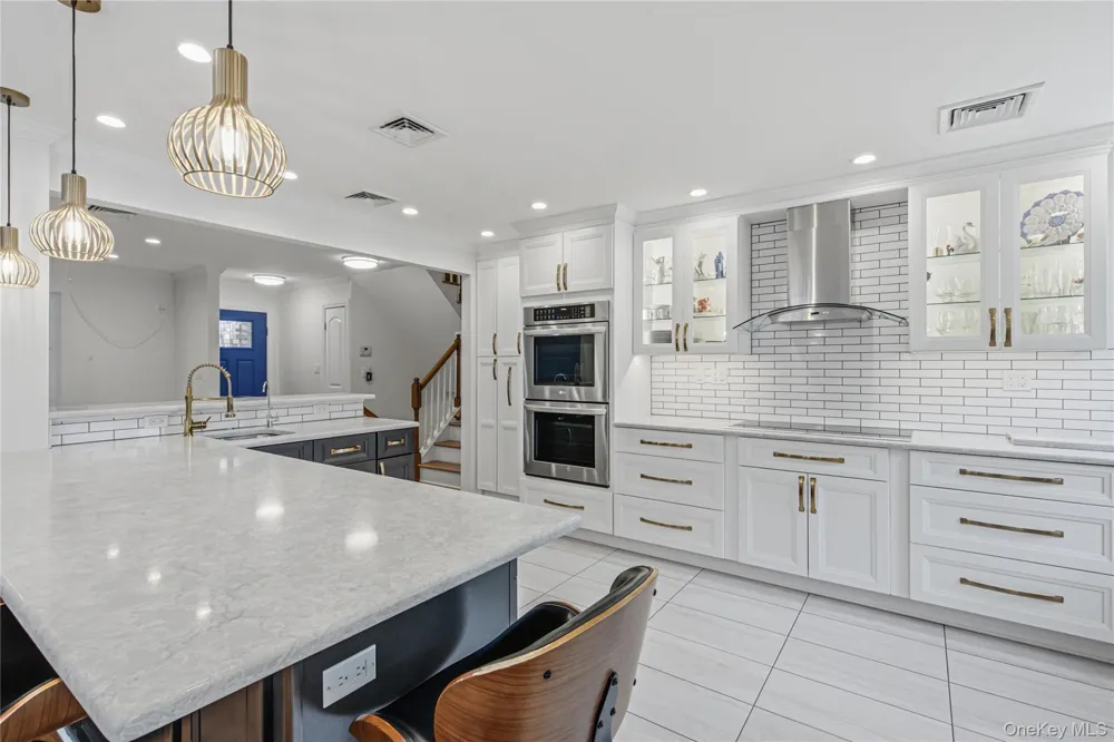 186 Stratford Roslyn Heights, NY 11577