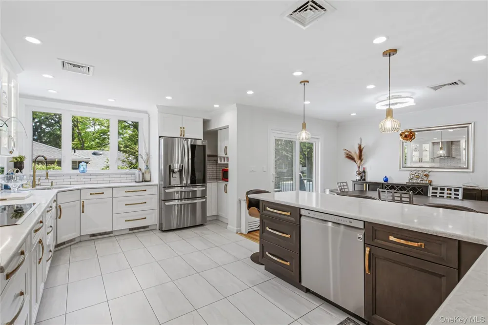 186 Stratford Roslyn Heights, NY 11577