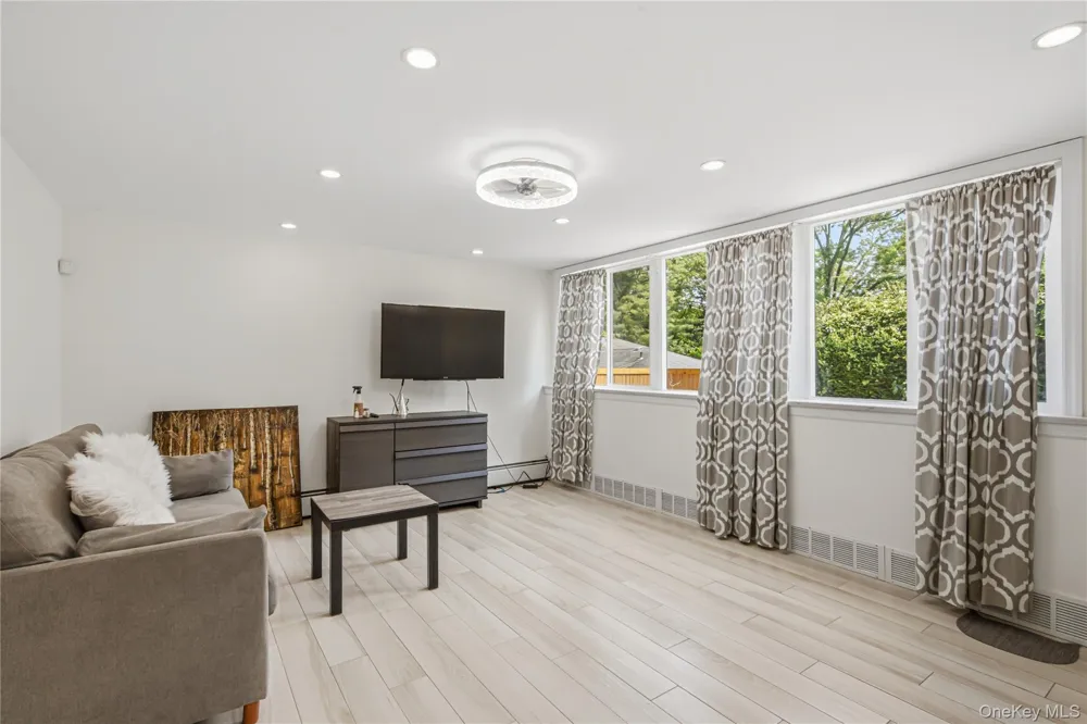 186 Stratford Roslyn Heights, NY 11577