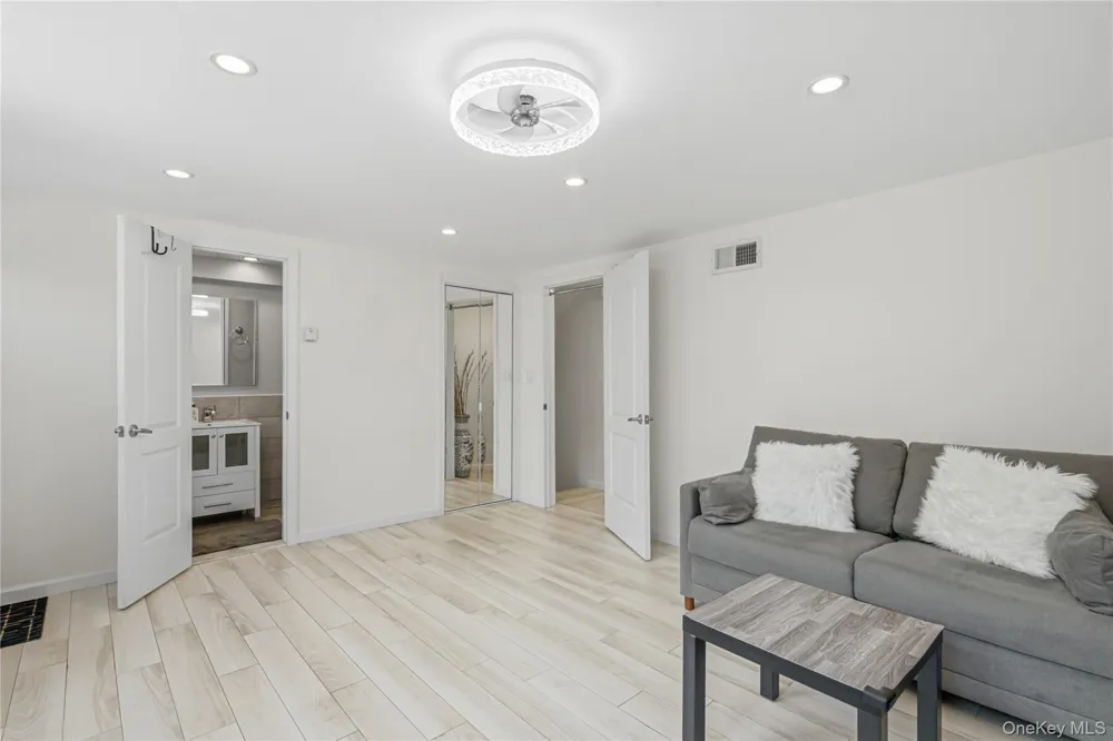186 Stratford Roslyn Heights, NY 11577