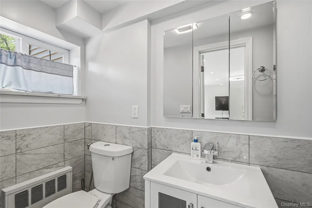 186 Stratford Roslyn Heights, NY 11577