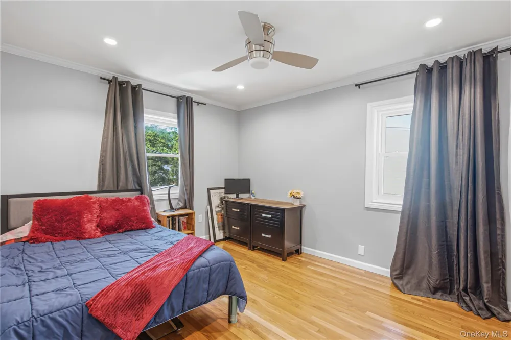 186 Stratford Roslyn Heights, NY 11577