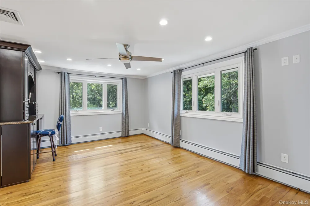 186 Stratford Roslyn Heights, NY 11577
