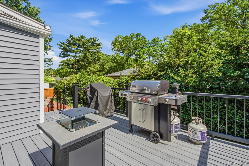 186 Stratford Roslyn Heights, NY 11577
