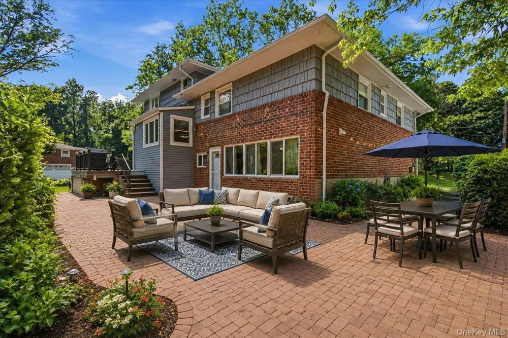186 Stratford Roslyn Heights, NY 11577