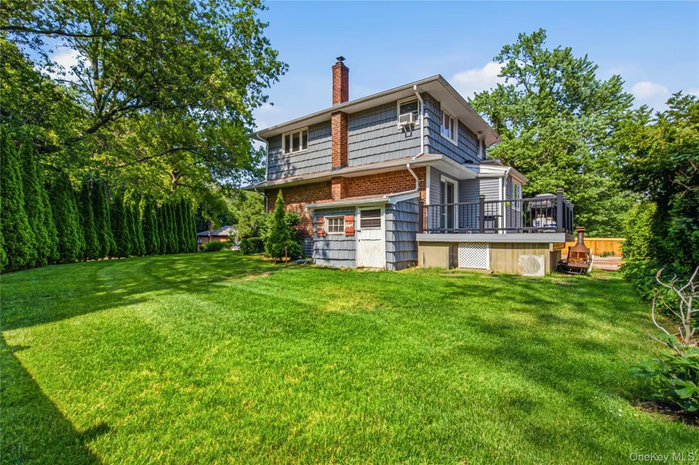 186 Stratford Roslyn Heights, NY 11577