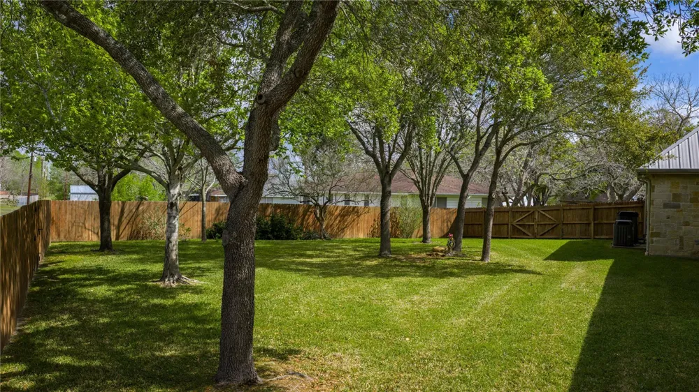 202 W North Street Weimar, TX 78962
