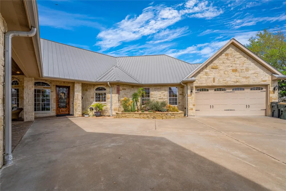 202 W North Street Weimar, TX 78962
