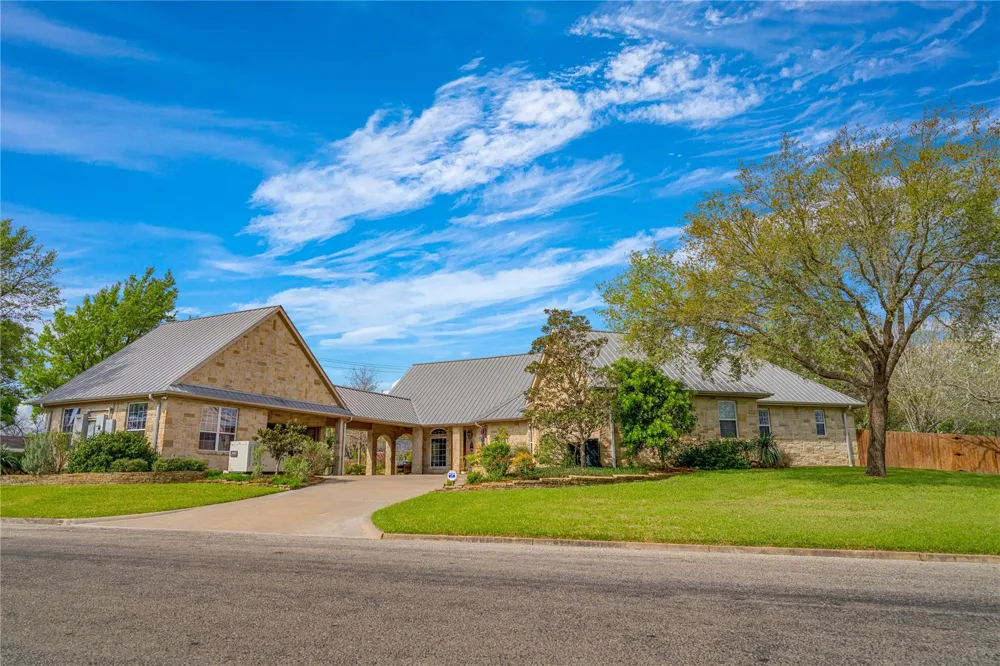 202 W North Street Weimar, TX 78962