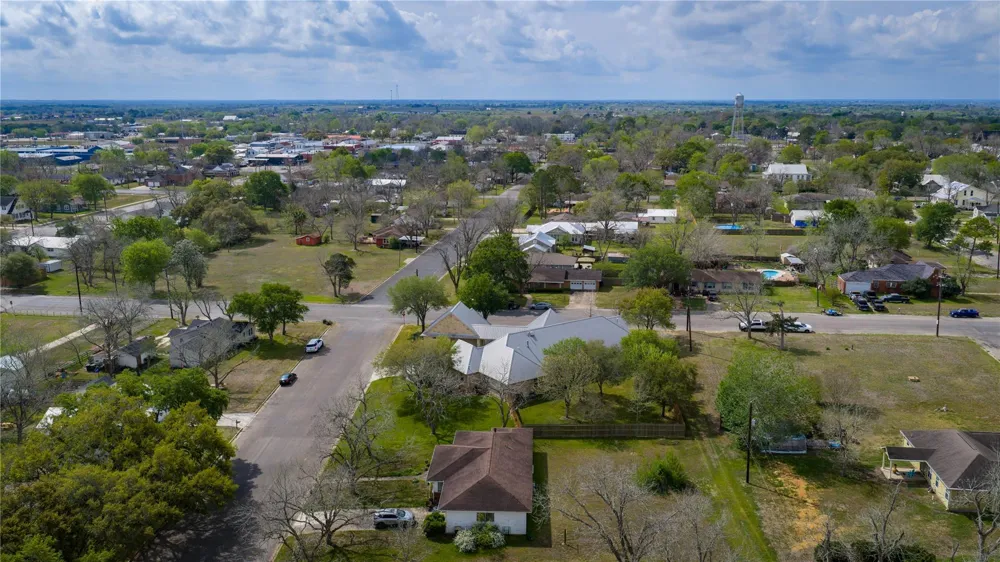 202 W North Street Weimar, TX 78962