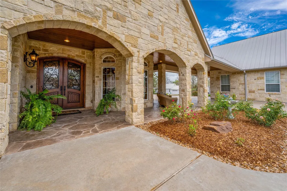 202 W North Street Weimar, TX 78962