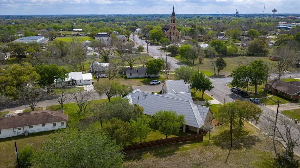 202 W North Street Weimar, TX 78962