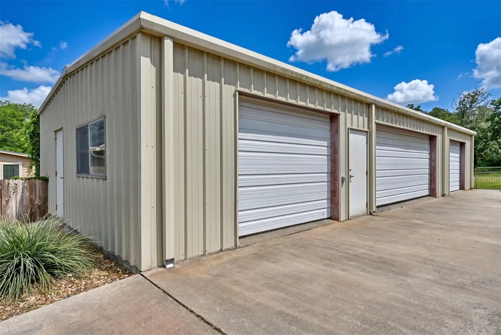 1017 Buescher Road Columbus, TX 78934