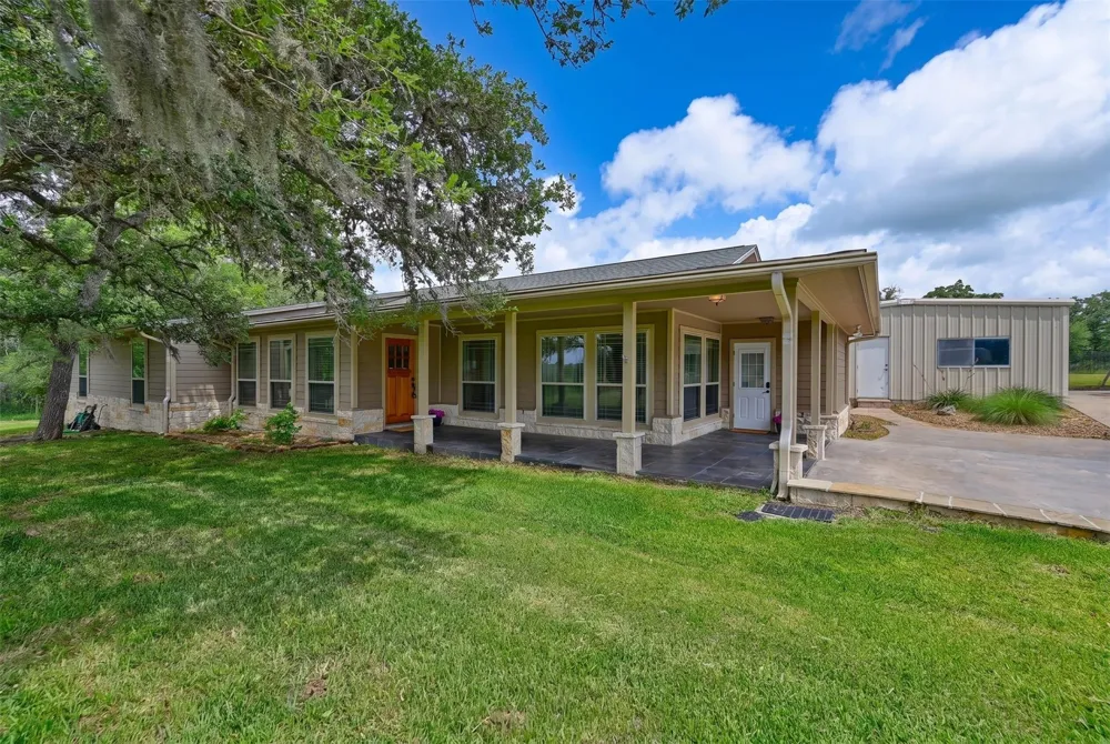1017 Buescher Road Columbus, TX 78934
