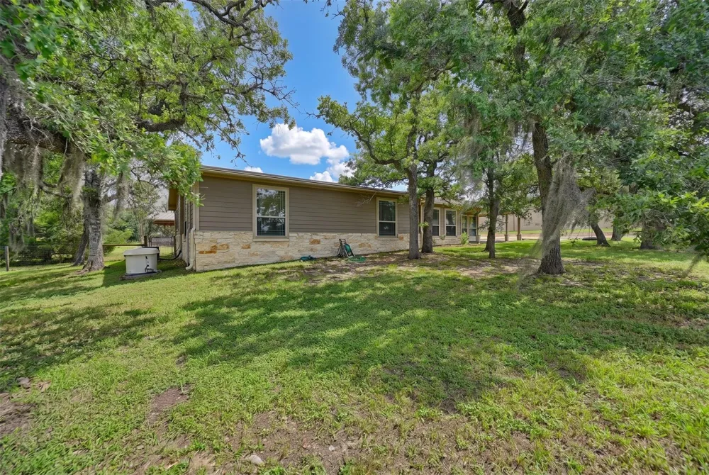 1017 Buescher Road Columbus, TX 78934