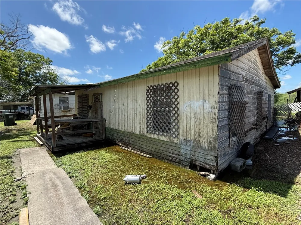 933 Ross #1/2 Robstown, TX 78380