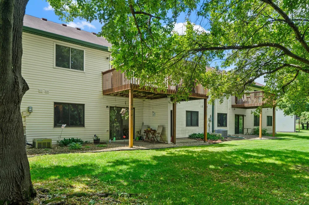 977 Heritage Court E Vadnais Heights, MN 55127