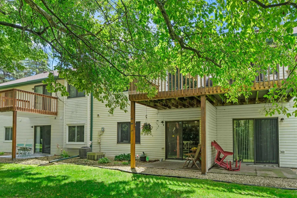 977 Heritage Court E Vadnais Heights, MN 55127