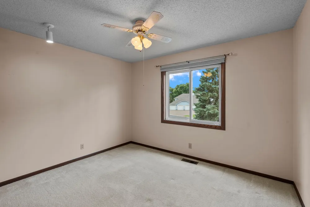 977 Heritage Court E Vadnais Heights, MN 55127