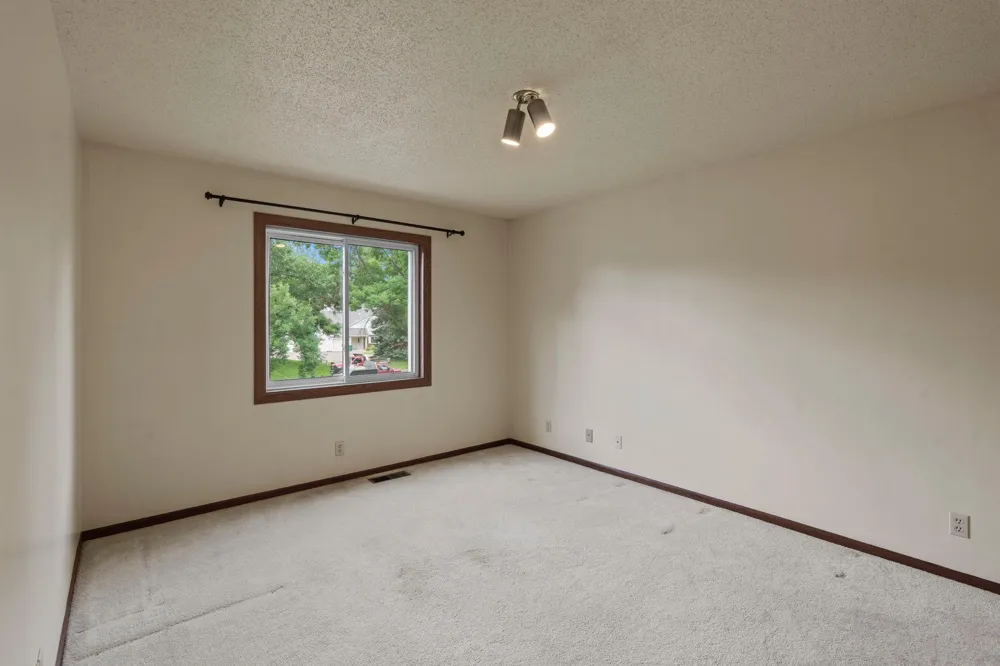 977 Heritage Court E Vadnais Heights, MN 55127