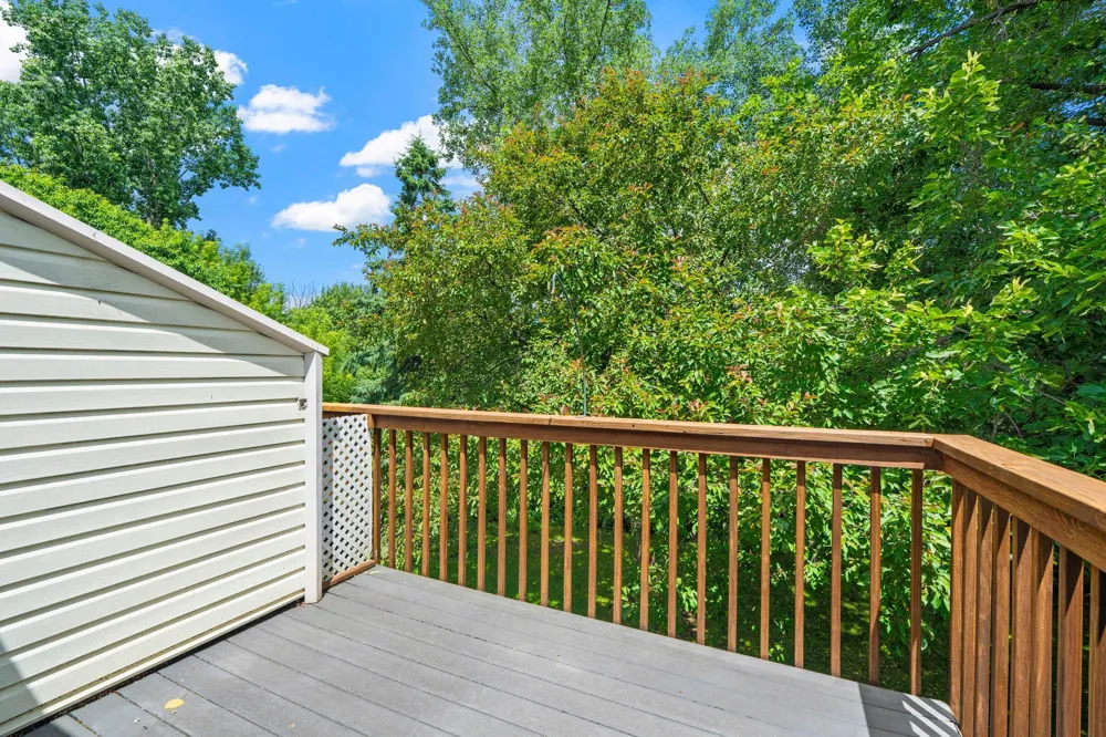 977 Heritage Court E Vadnais Heights, MN 55127