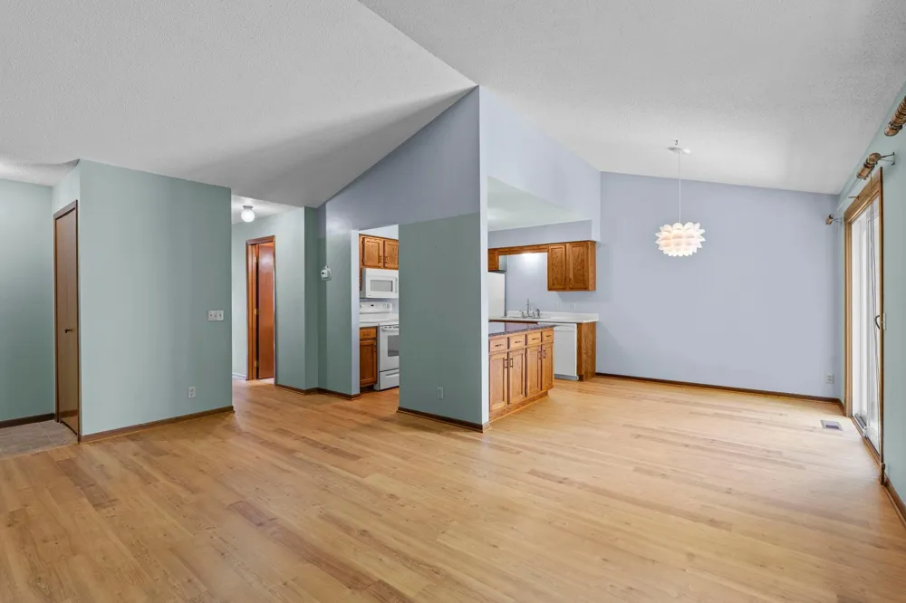 977 Heritage Court E Vadnais Heights, MN 55127