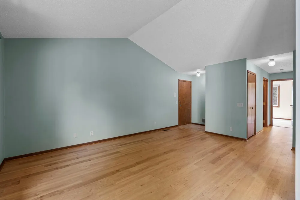 977 Heritage Court E Vadnais Heights, MN 55127