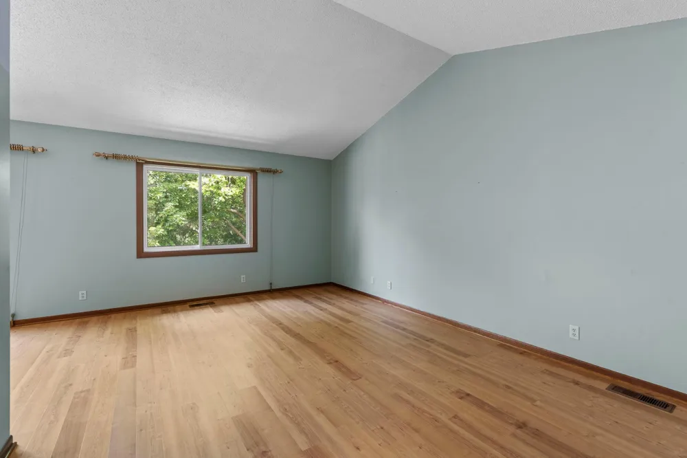 977 Heritage Court E Vadnais Heights, MN 55127