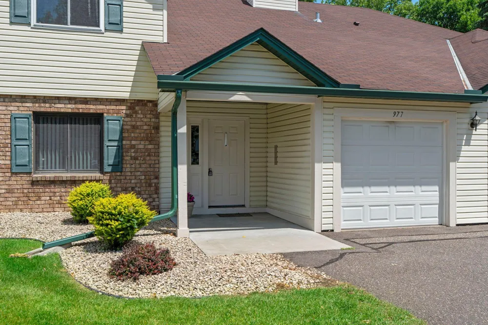977 Heritage Court E Vadnais Heights, MN 55127