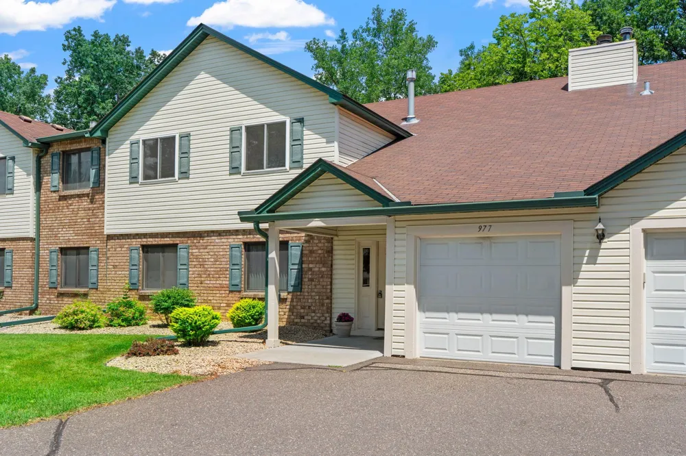 977 Heritage Court E Vadnais Heights, MN 55127