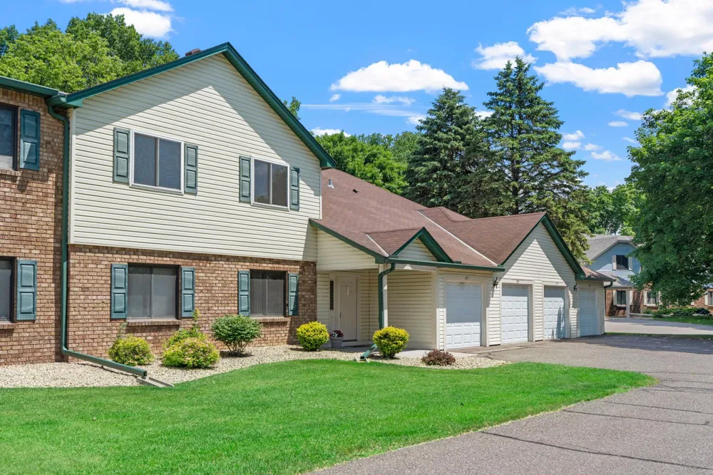 977 Heritage Court E Vadnais Heights, MN 55127
