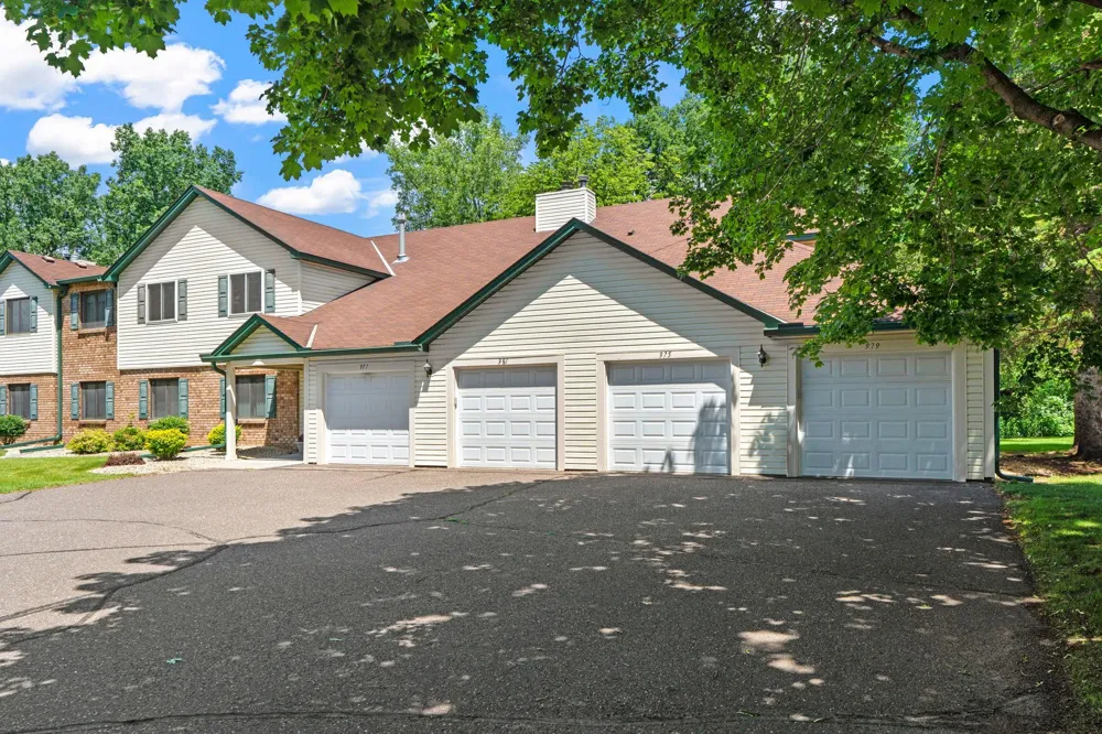 977 Heritage Court E Vadnais Heights, MN 55127