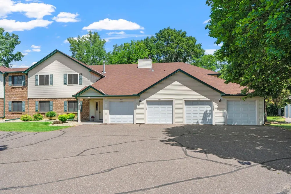 977 Heritage Court E Vadnais Heights, MN 55127